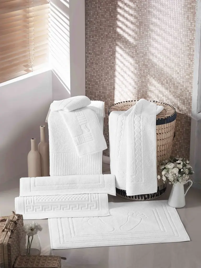 Hotel bath mats and white towels